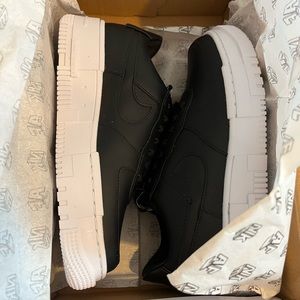 NEW-Black Nike shoes. Size 7.5